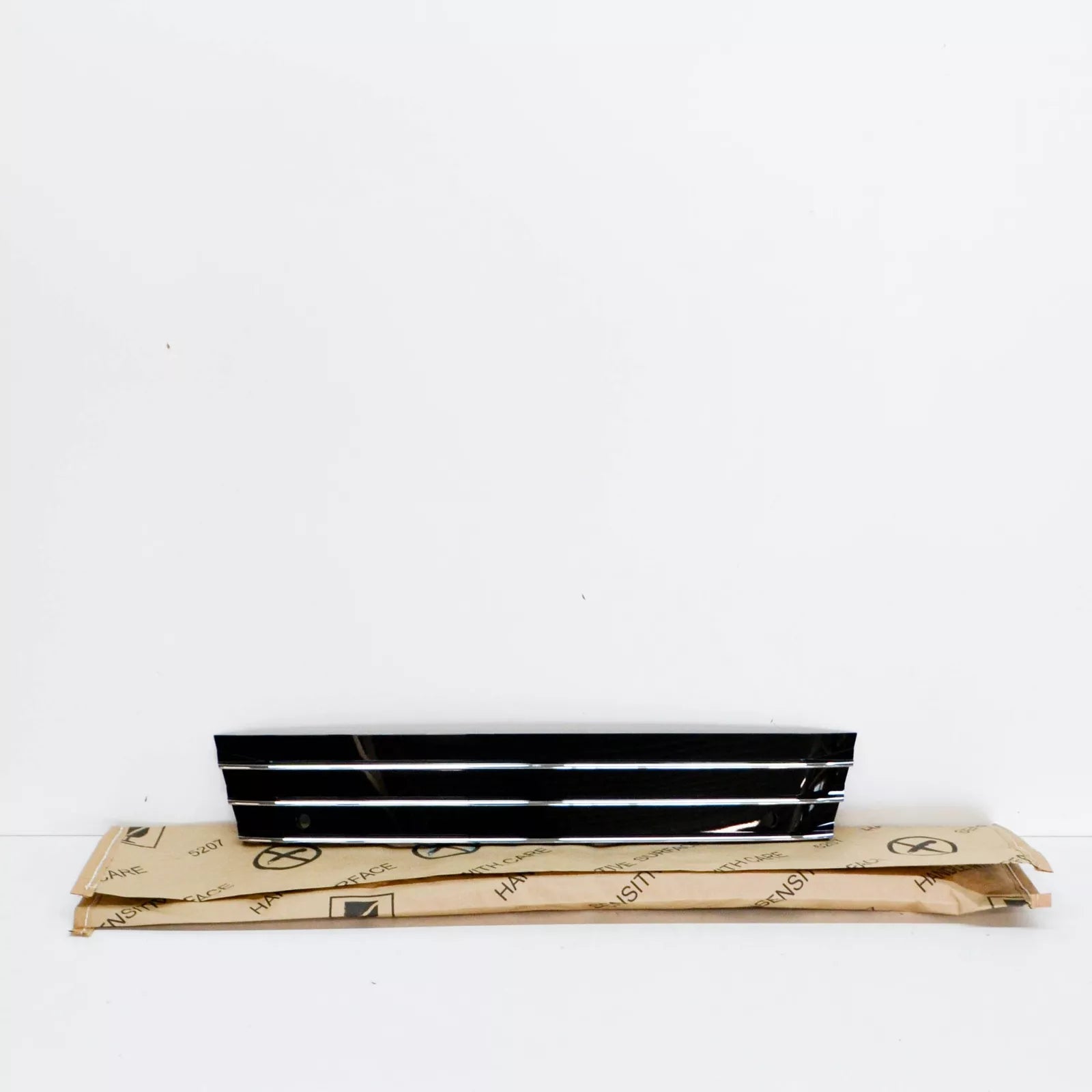 NEW AUDI A7 SPORTBACK 4G8 FRONT LICENSE PLATE HOLDER 4G8807287JT94 ORIGINAL