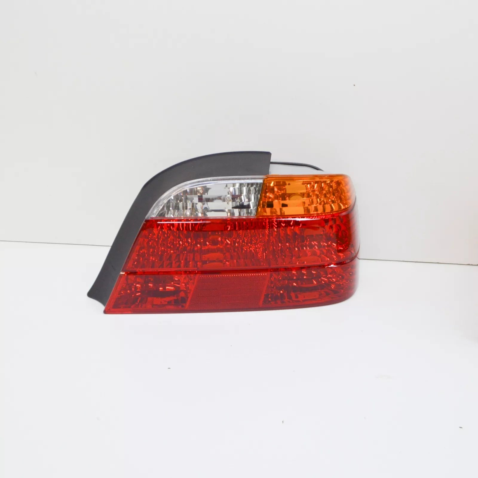 NEW BMW E38 SEDAN TAIL LIGHT RIGHT 8381250 63218381250 ORIGINAL