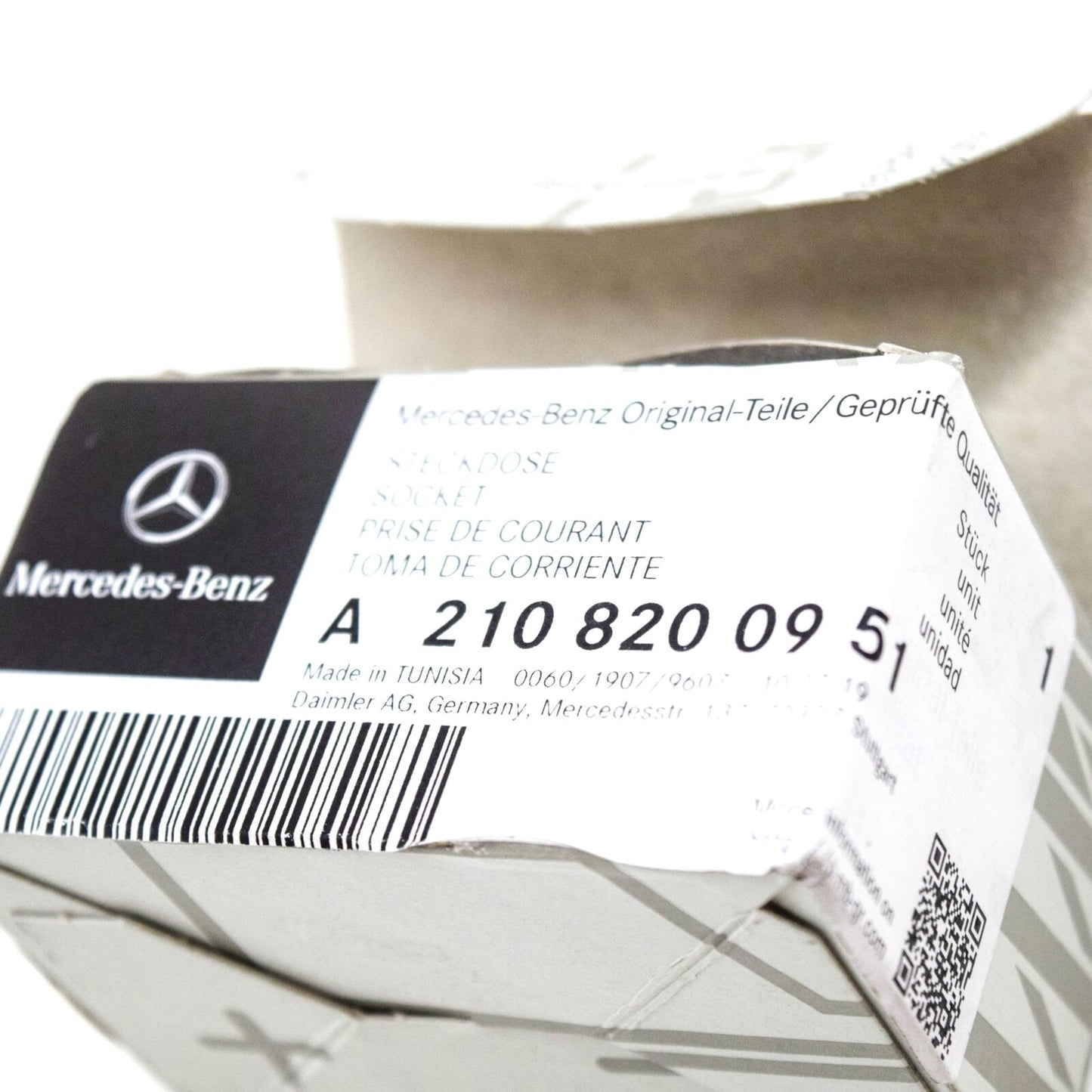 NEW MERCEDES-BENZ C-CLASS W202 12 VOLT POWER OUTLET A2108200951 ORIGINAL