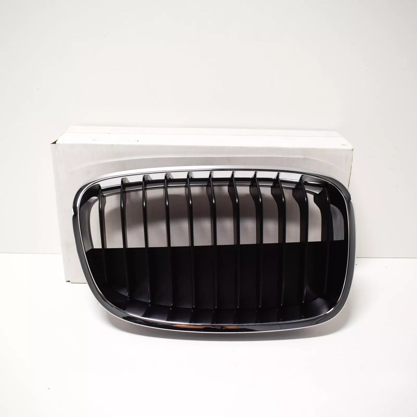 NEW BMW 1 F20 FRONT RADIATOR RIGHT KIDNEY GRILLE 51137324390 7324390 ORIGINAL