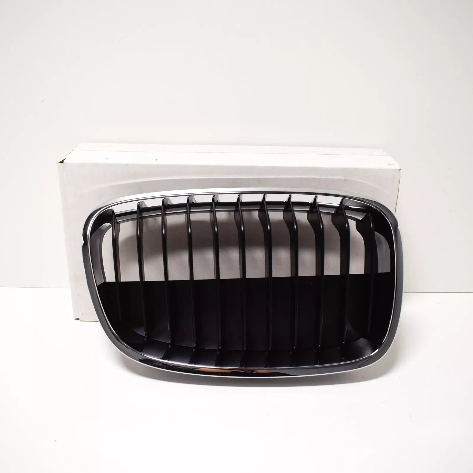NEW BMW 1 F20 FRONT RADIATOR RIGHT KIDNEY GRILLE 51137324390 7324390 ORIGINAL