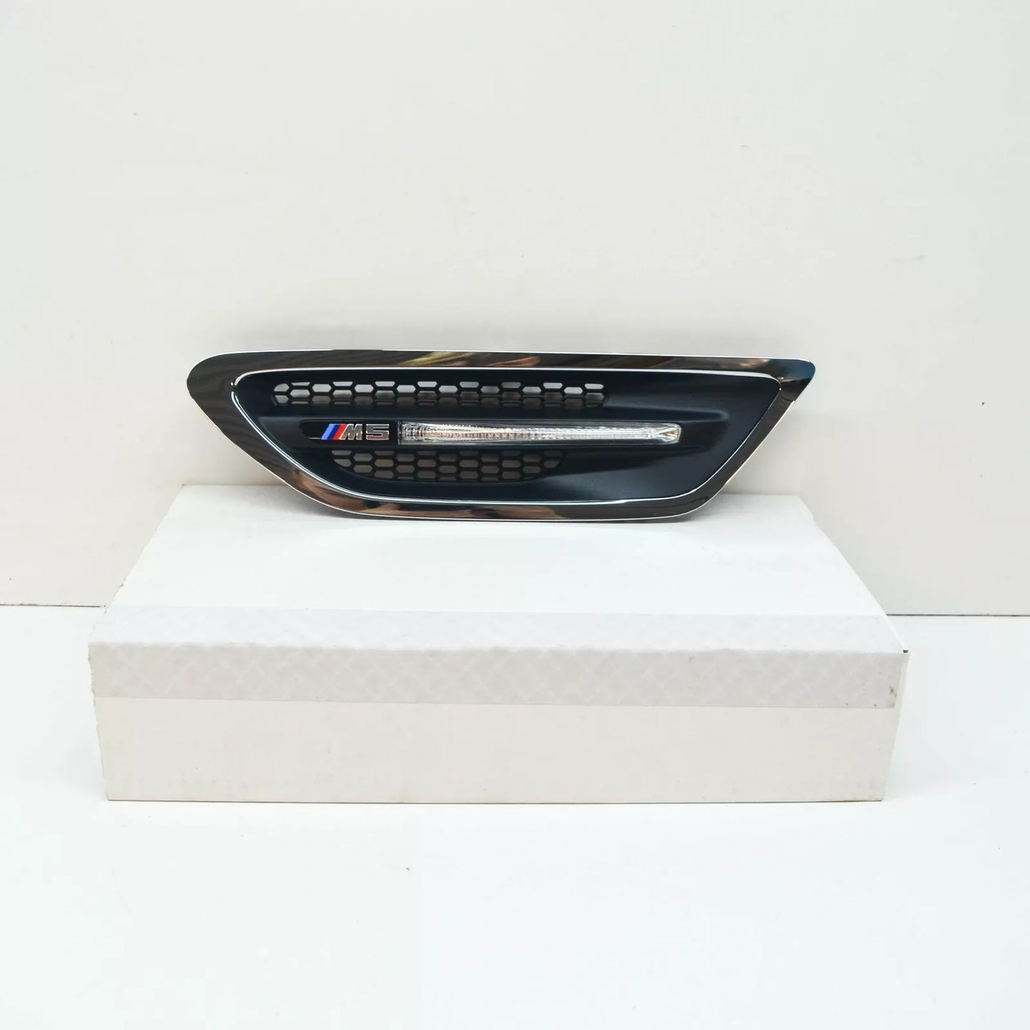 NEW BMW M5 F10 M FRONT LEFT SIDE PANEL GRILLE TRIM REPEATER 51134805797 OEM