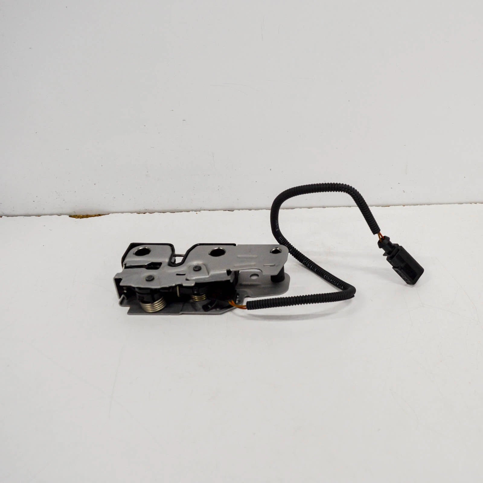 NEW VOLKSWAGEN JETTA MK5 BONNET LOCK 1K1823509E 2008