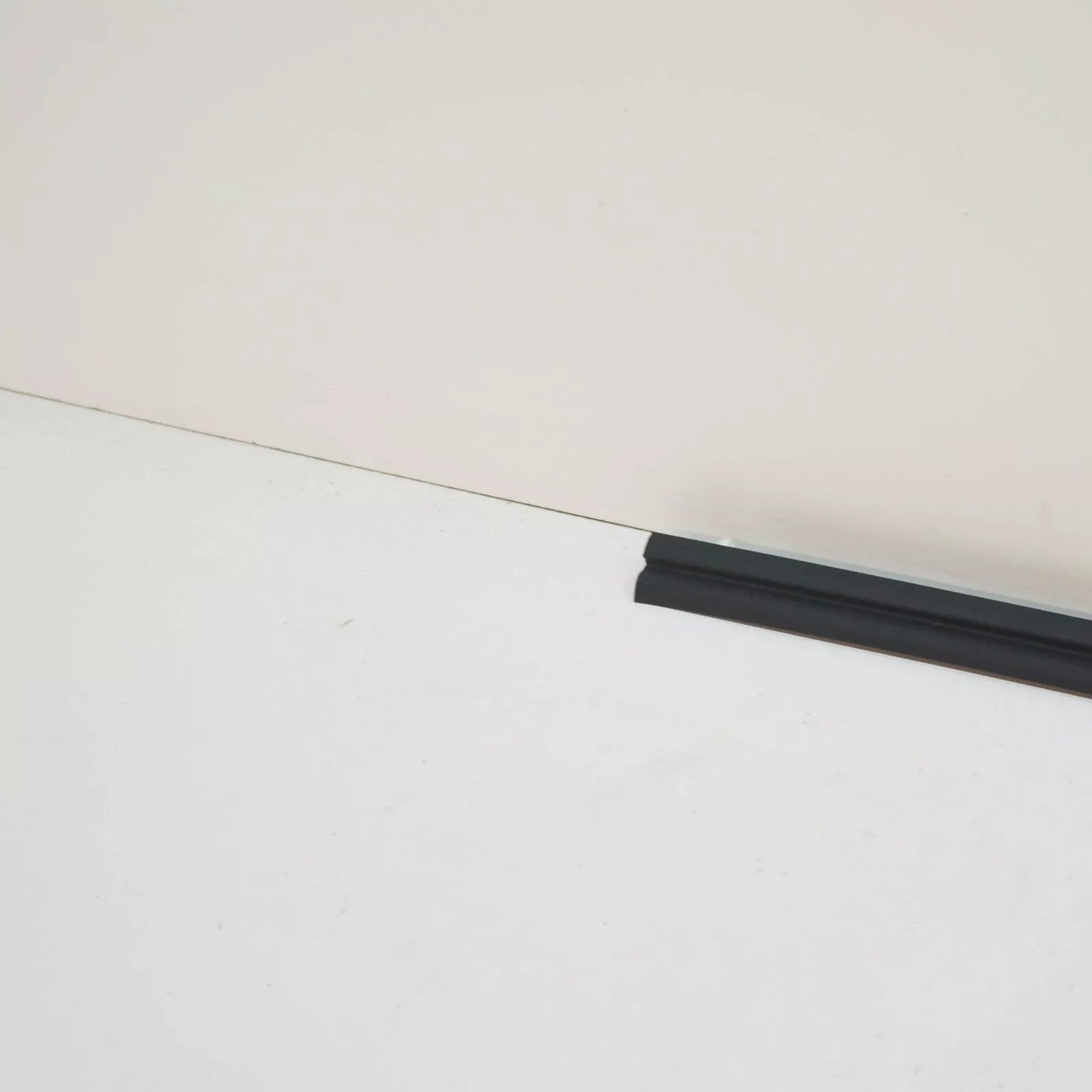 NEW MERCEDES-BENZ E W210 FRONT RIGHT DOOR BOTTOM COVER STRIP A2106907262