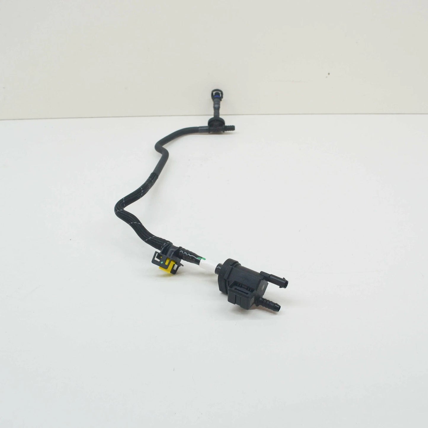 NEW AUDI A5 8W6 VACUUM SYSTEM CONNECTING TUBE WITH AKF VALVE 06M133240CG