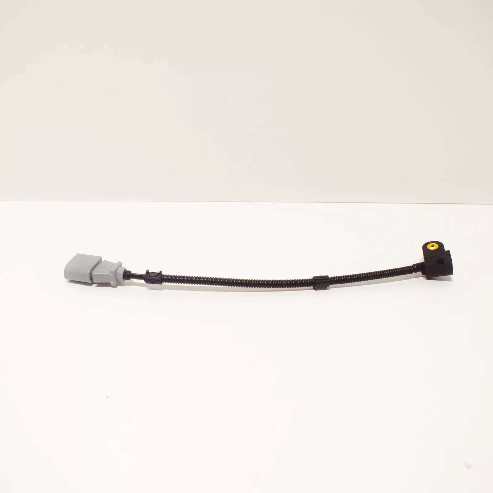 NEW AUDI A3 8P ENGINE CAMSHAFT POSITION SENSOR 03G957147B