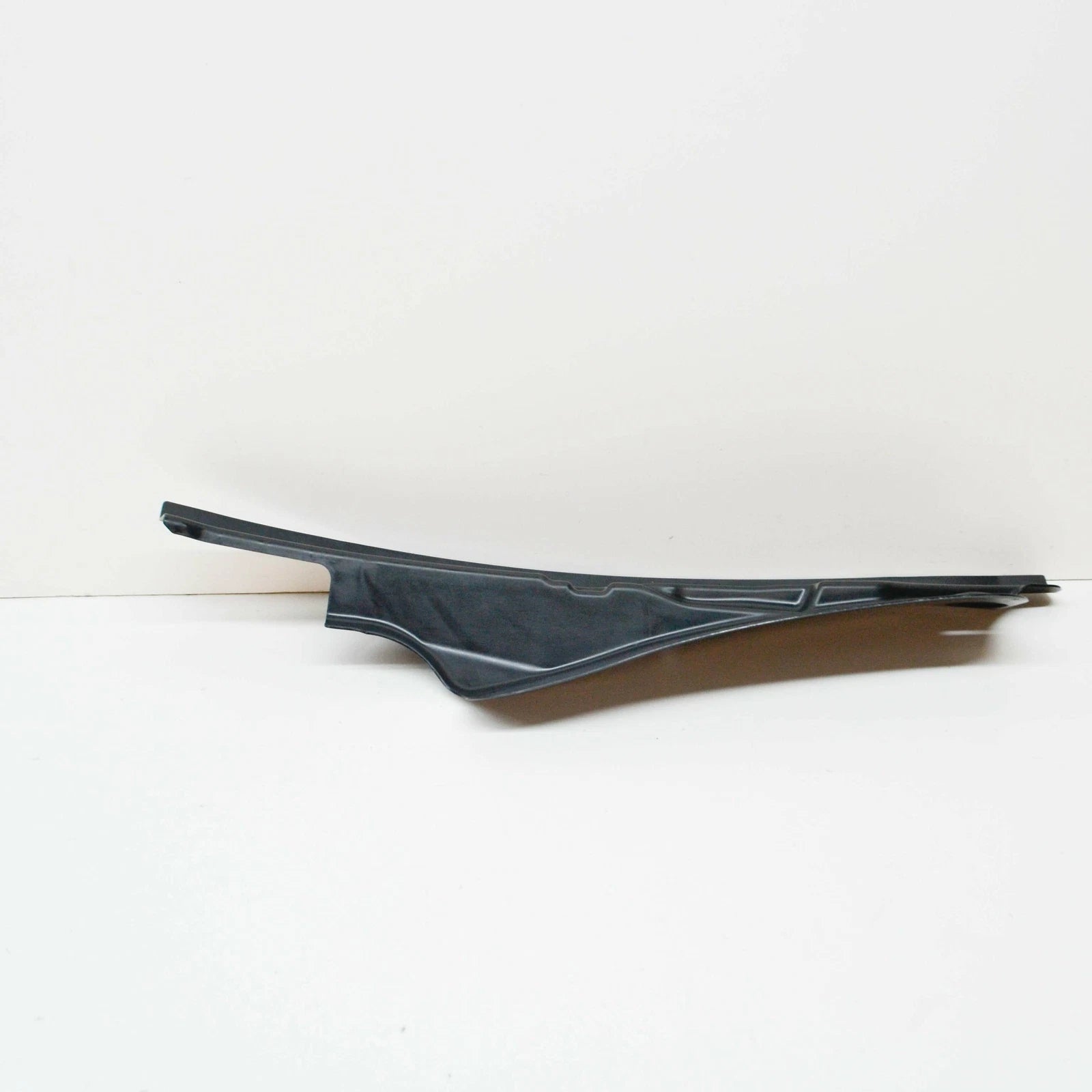 NEW VOLKSWAGEN JETTA A5 FRONT RIGHT FENDER CLOSING ELEMENT 1K5821112A ORIGINAL