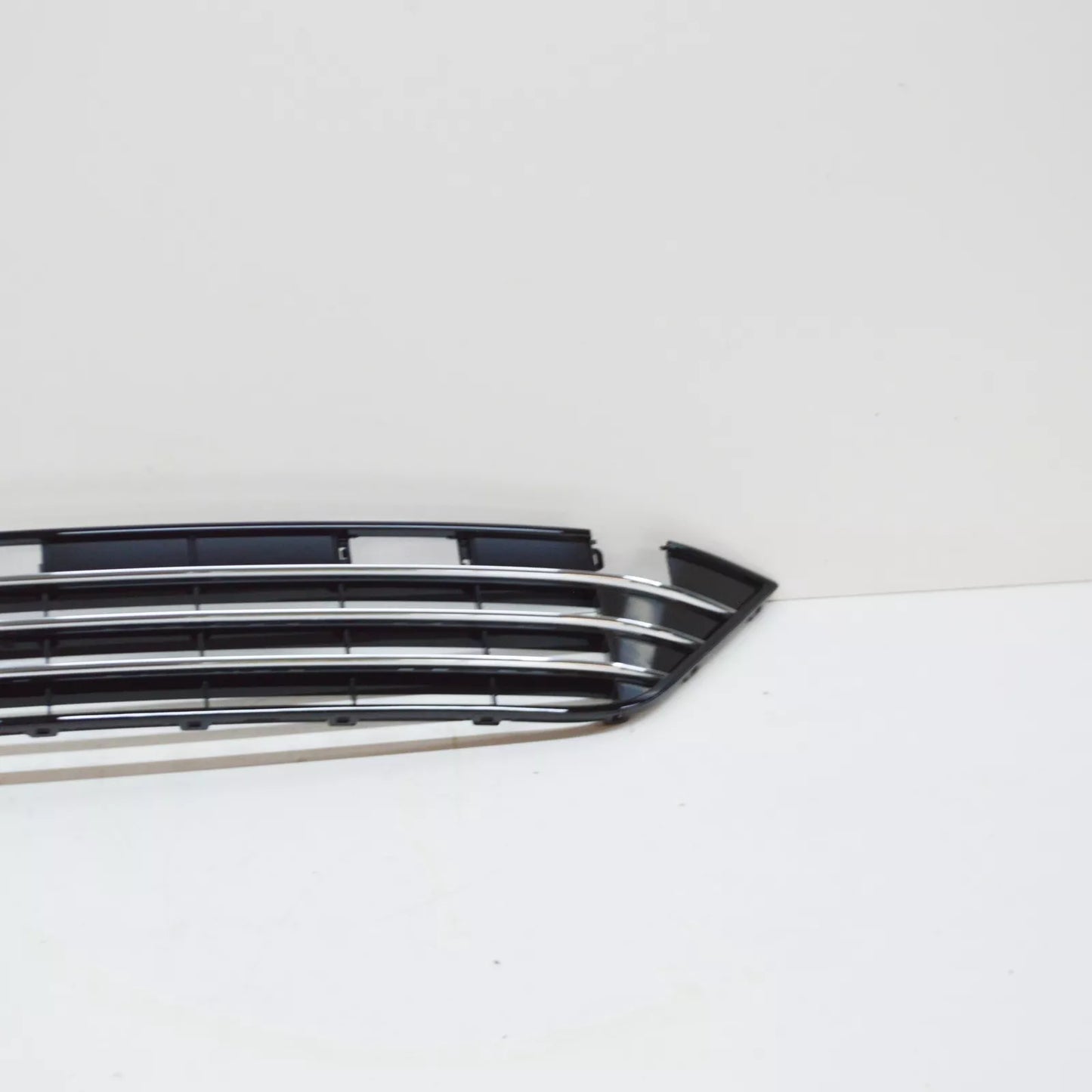 NEW VW TOUAREG 7L FRONT BUMPER LOWER CENTER GRILLE 7P6853671J041 ORIGINAL