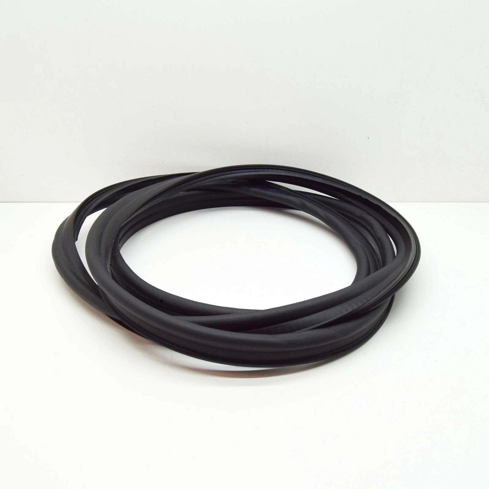 NEW MERCEDES-BENZ E W210 REAR TRUNK LID SEAL A2107500198 ORIGINAL