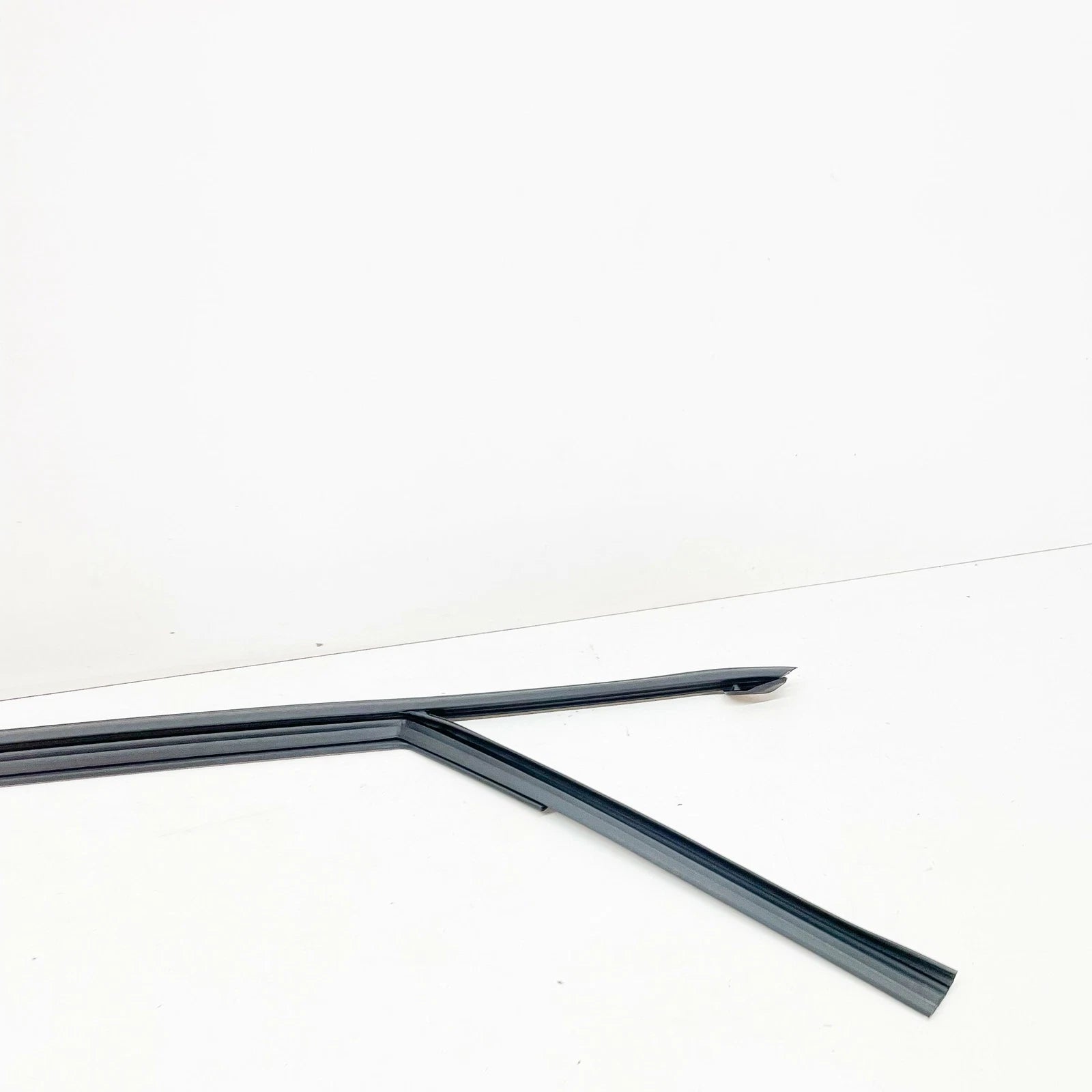 NEW MERCEDES-BENZ A W176 FRONT RIGHT DOOR WINDOW GUIDE RAIL A1767251200 ORIGINAL