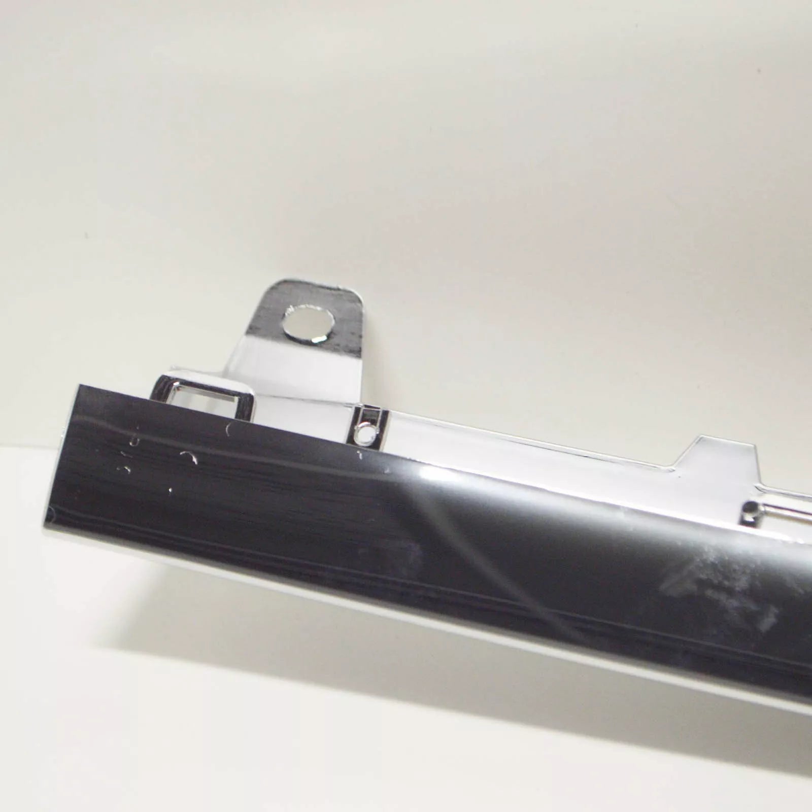 NEW MB C-CLASS W205 FRONT BUMPER CENTER CHROME TRIM A2058851574 2016