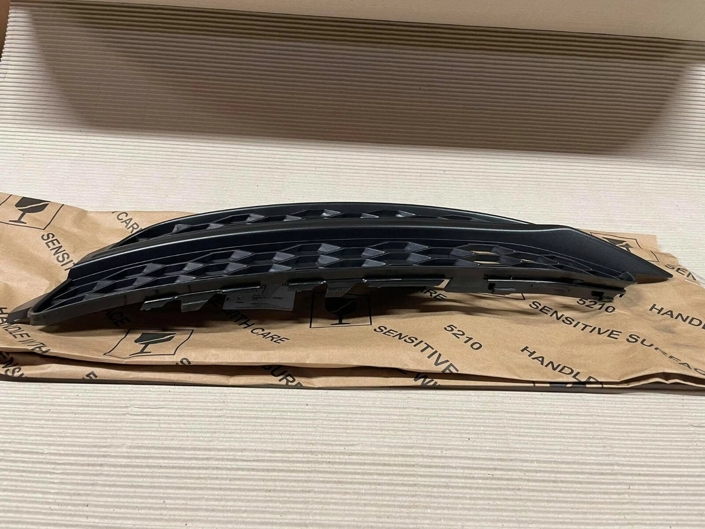 NEW AUDI A6 C7 RIGHT FOG LIGHT SURROUND GRILLE 4G0807682D9B9 2011 S LINE GENUINE