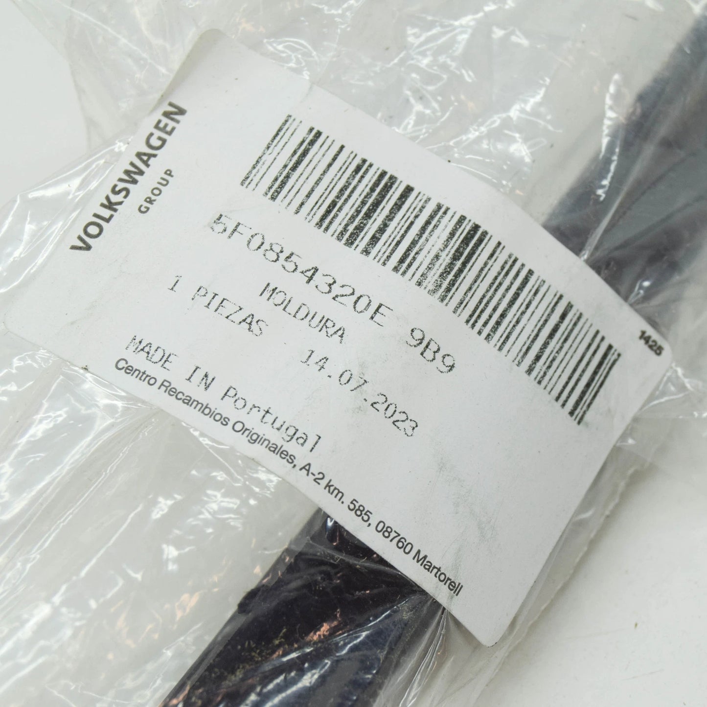 NEW SEAT LEON 5F RIGHT WINDSCREEN TRIM STRIP 5F0854320E9B9 ORIGINAL