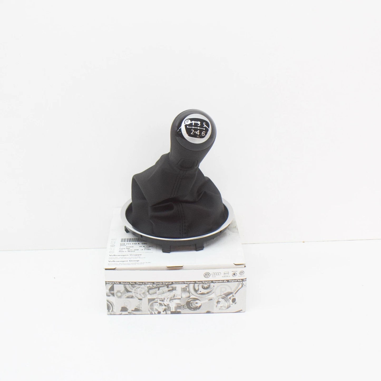 NEW VOLKSWAGEN BEETLE A5 GEAR SHIFT KNOB WITH BOOT 5C0711113AUZC