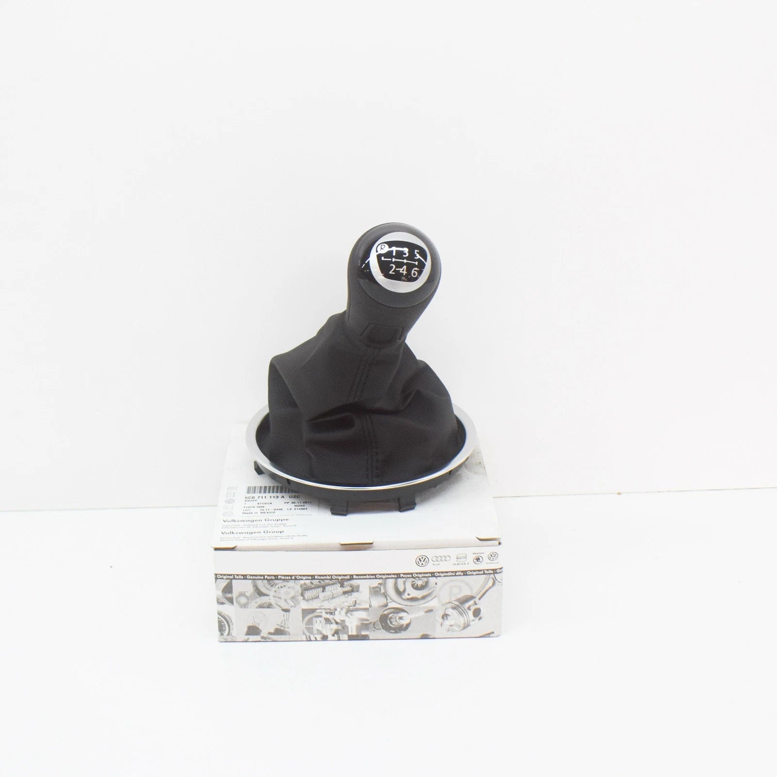 NEW VOLKSWAGEN BEETLE A5 GEAR SHIFT KNOB WITH BOOT 5C0711113AUZC