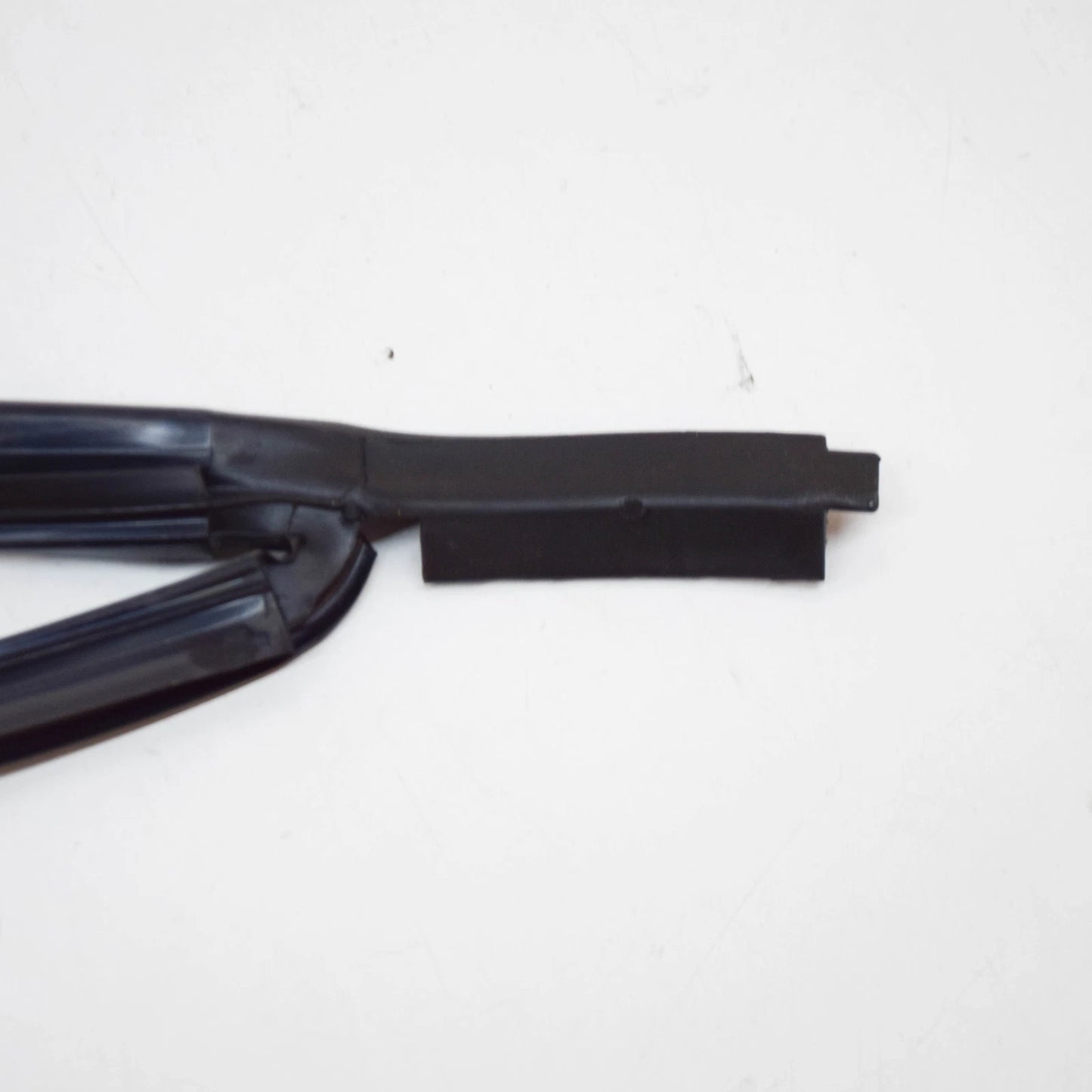 NEW BMW 8 E31 WINDSCREEN WEATHERSTRIP 51318108043 8108043 ORIGINAL