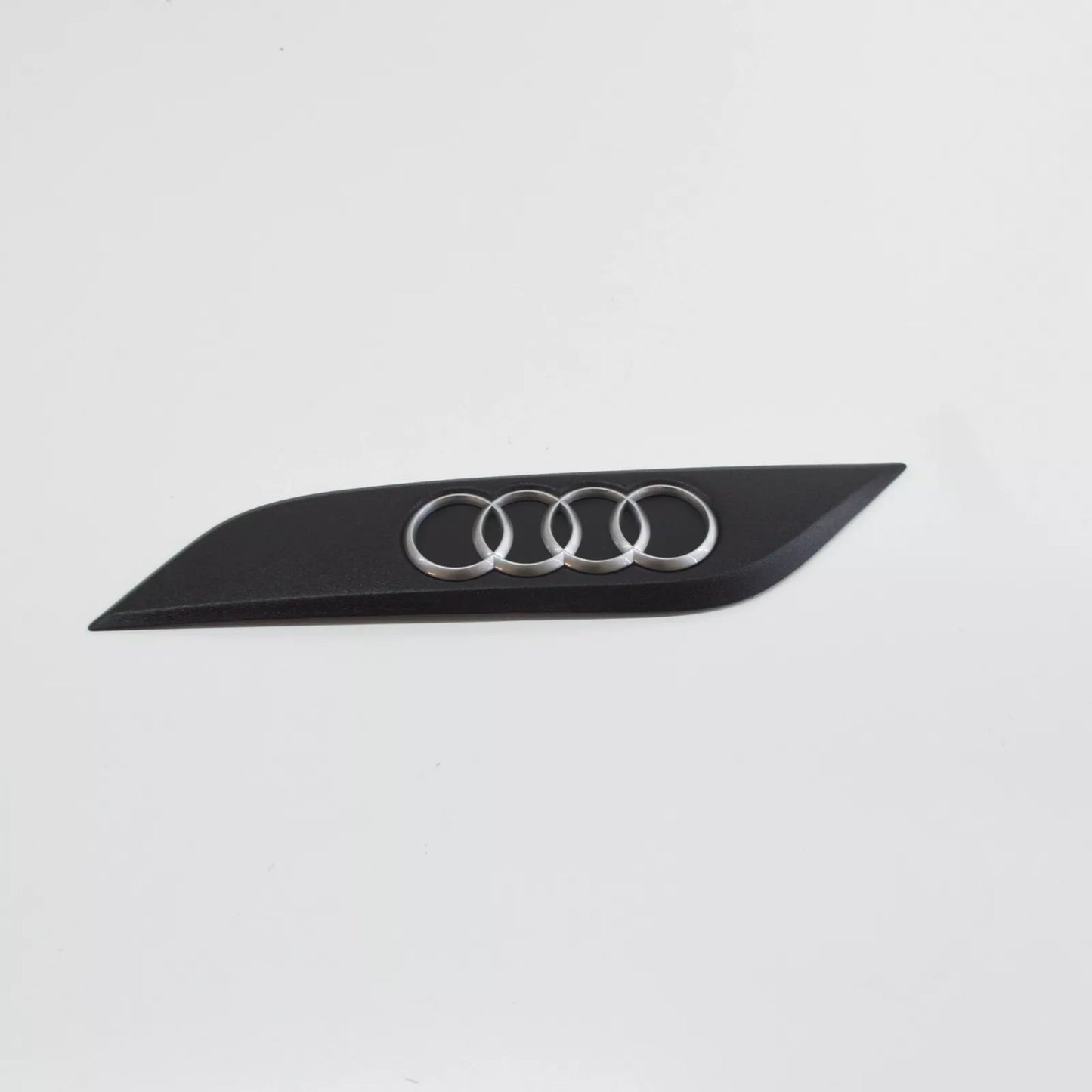 NEW AUDI R8 42 RIGHT INTAKE MANIFOLD BADGE DOVER 07L133622A ORIGINAL