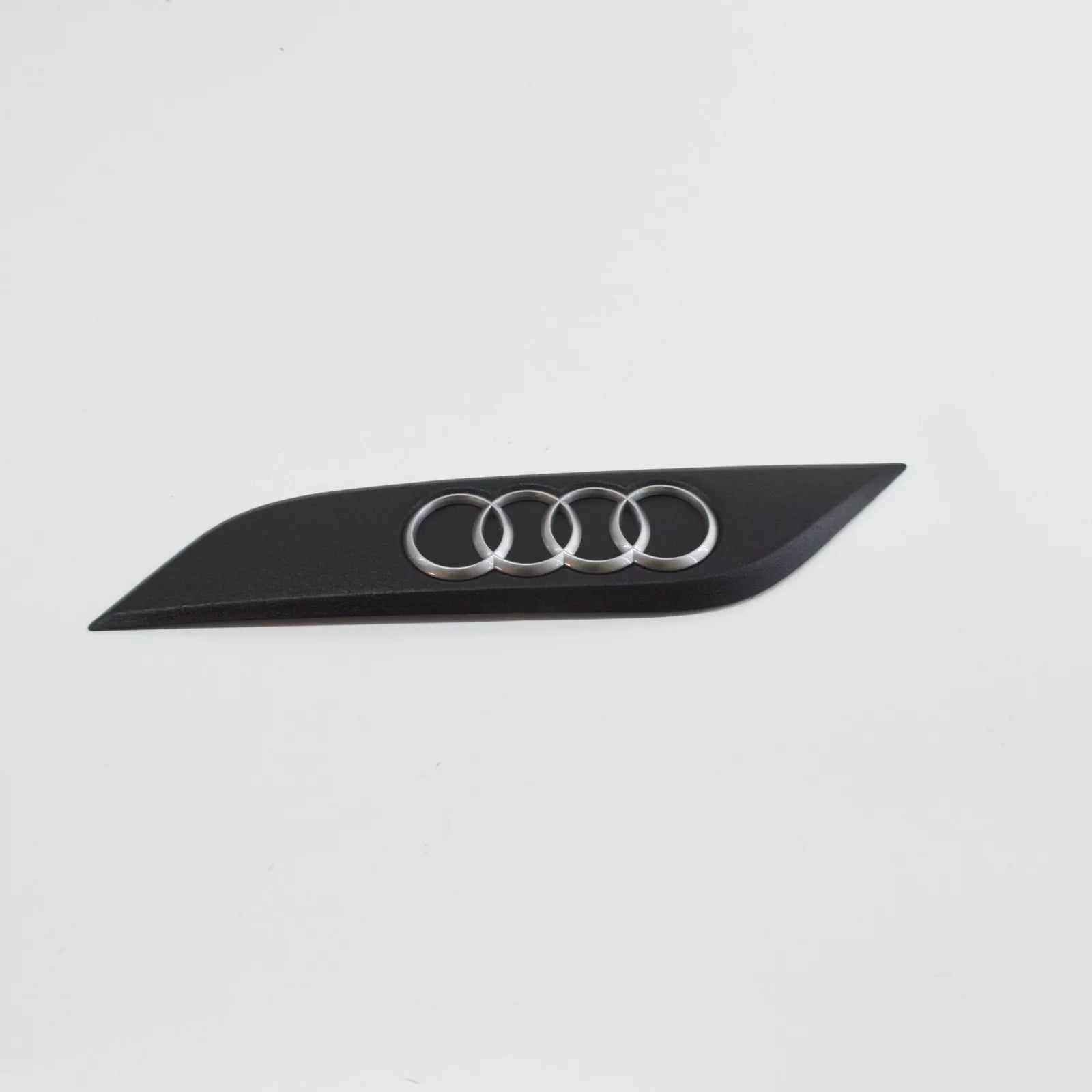 NEW AUDI R8 42 RIGHT INTAKE MANIFOLD BADGE DOVER 07L133622A ORIGINAL