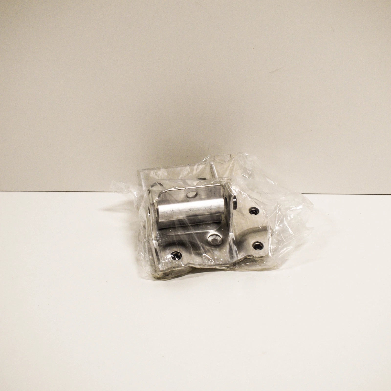 NEW BMW 5 GT F07 FRONT BUMPER SUPPORT RIGHT ADAPTER PLATE 51117186514 ORIGINAL