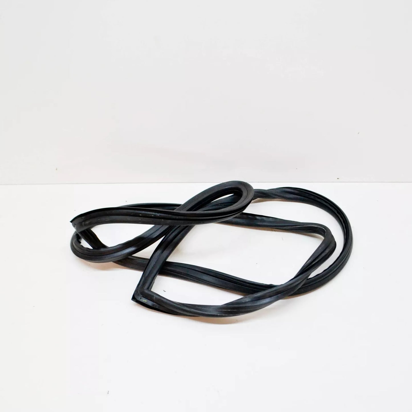 NEW MERCEDES-BENZ SALOON W123 WINDSHIELD SEALING FRAME A1236700039