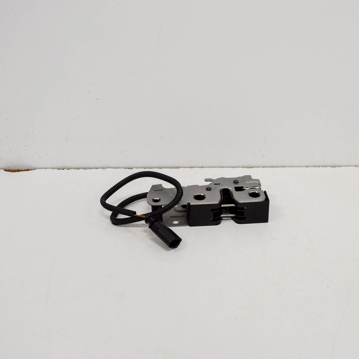 NEW VOLKSWAGEN JETTA MK5 BONNET LOCK 1K1823509E 2008