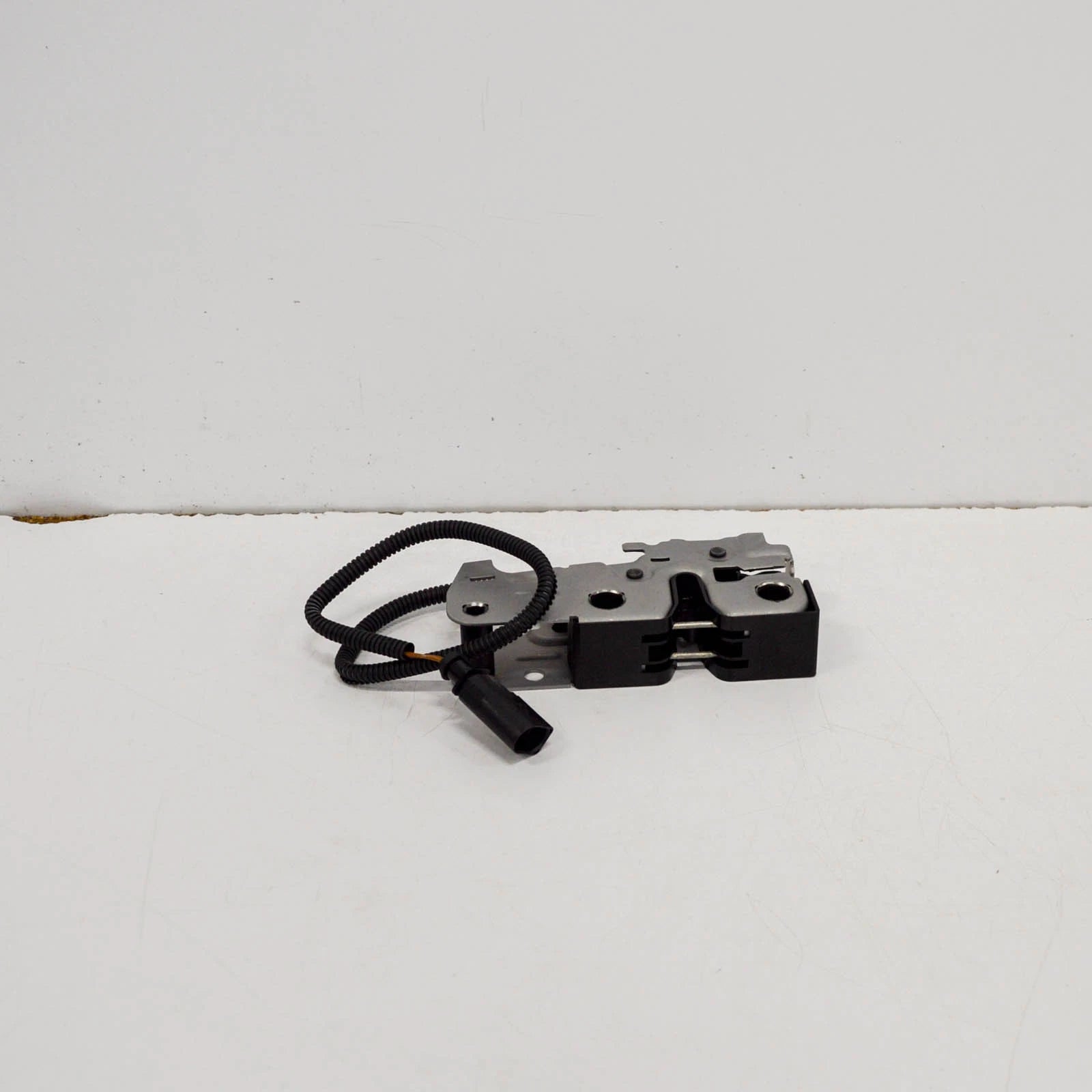 NEW VOLKSWAGEN JETTA MK5 BONNET LOCK 1K1823509E 2008