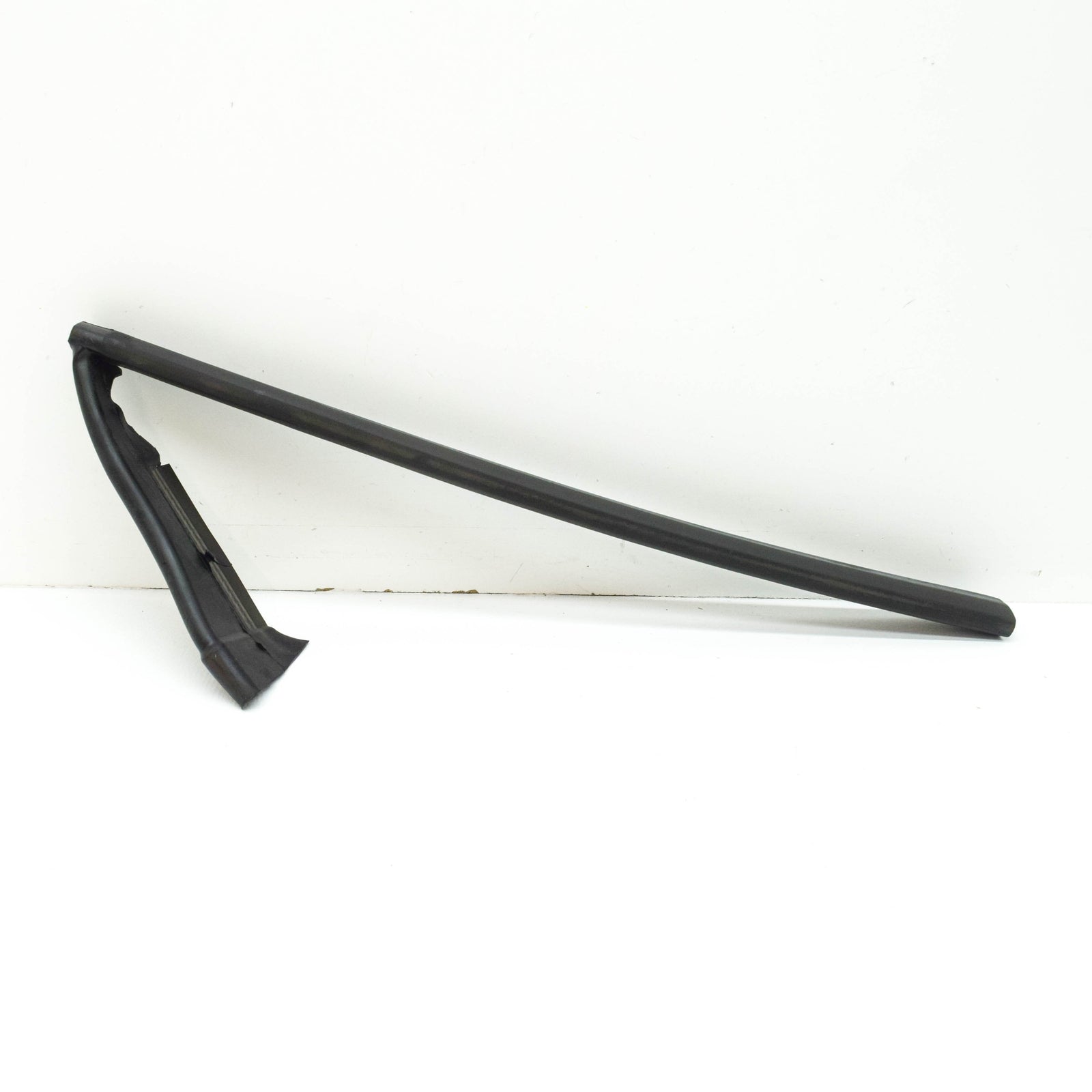 NEW MERCEDES-BENZ CLS C218 LEFT SIDE WHEELHOUSE MEMBER SEAL A2186280098 ORIGINAL