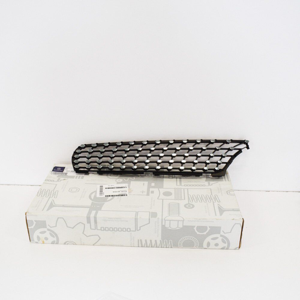 NEW MERCEDES-BENZ C-CLASS W205 FRONT RIGHT GRILLE A2058882060 ORIGINAL