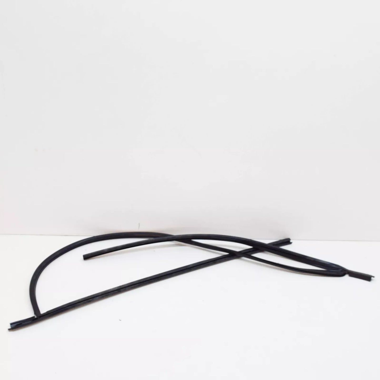 NEW BMW 8 E31 WINDSCREEN WEATHERSTRIP 51318108043 8108043 ORIGINAL