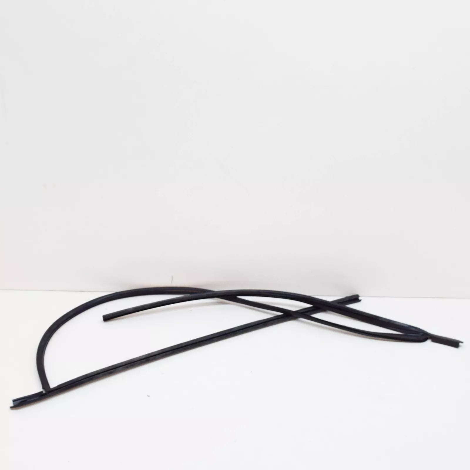 NEW BMW 8 E31 WINDSCREEN WEATHERSTRIP 51318108043 8108043 ORIGINAL