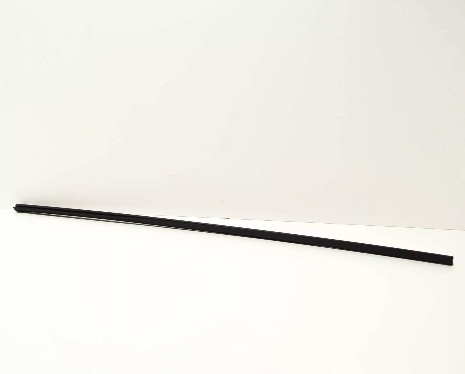 NEW MERCEDES-BENZ E W210 FRONT LEFT DOOR BOTTOM STRIP A2106900782