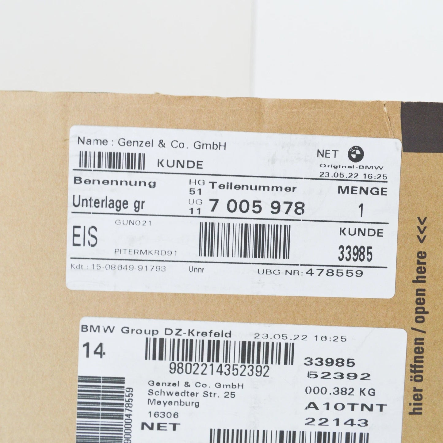 NEW BMW 5 E39 FRONT BUMPER CENTRAL LICENSE PLATE BASE 51117005978 ORIGINAL