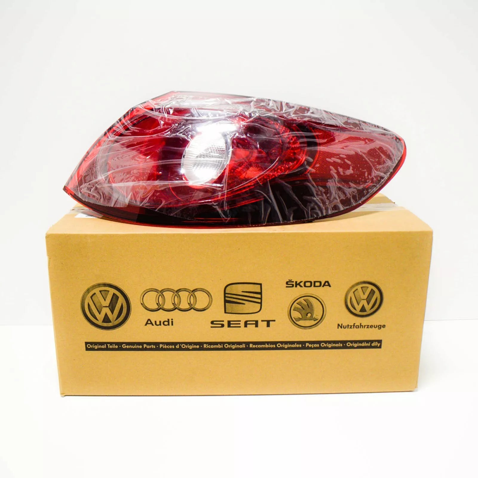 NEW VOLKSWAGEN PASSAT CC REAR RIGHT OUTER TAIL LIGHT LAMP 3C8945208S ORIGINAL