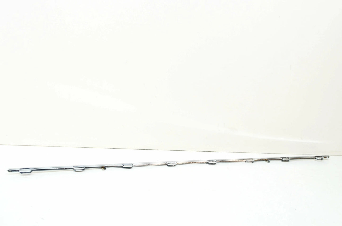 NEW VOLKSWAGEN E-GOLF MK7 REAR BUMPER CENTER MOLDING 5G68533332ZZ ORIGINAL