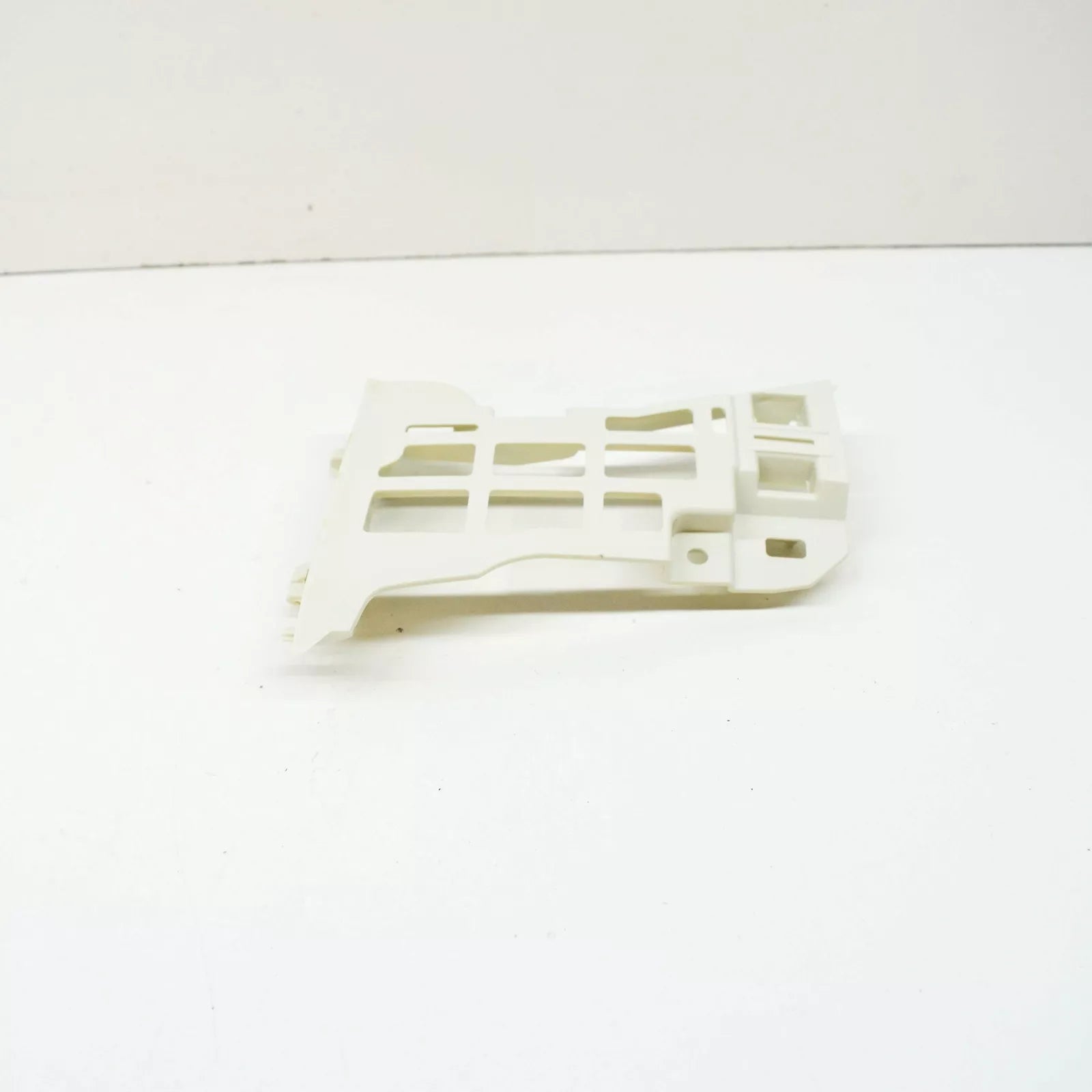 NEW BMW 7 G11 G12 FRONT RIGHT BUMPER BOTTOM GUIDE PIN BRACKET 7475194 ORIGINAL