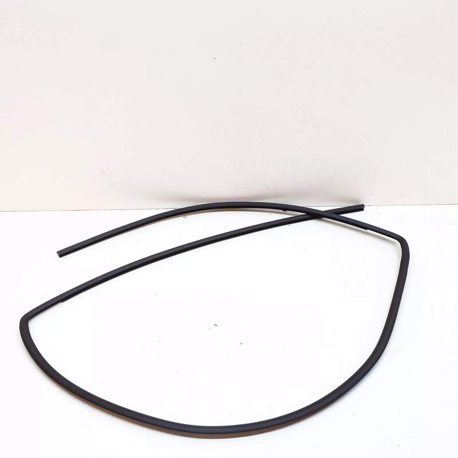 NEW BMW 3 COMPACT E46 EXTERIOR WINDSHIELD MOULDING TRIM 51318252386 ORIGINAL