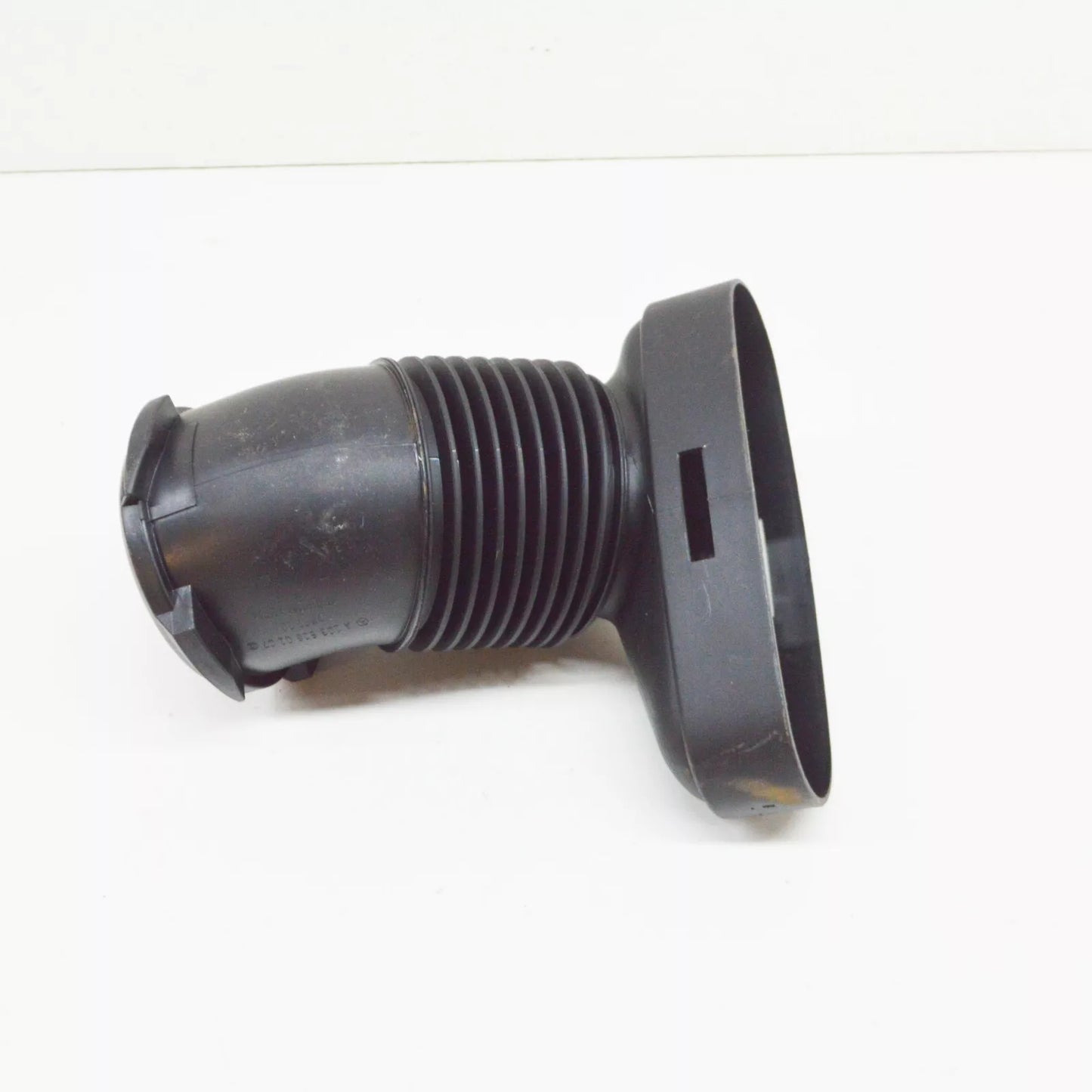 NEW MERCEDES-BENZ C W203 AIR INTAKE PIPE ELBOW A2035280207