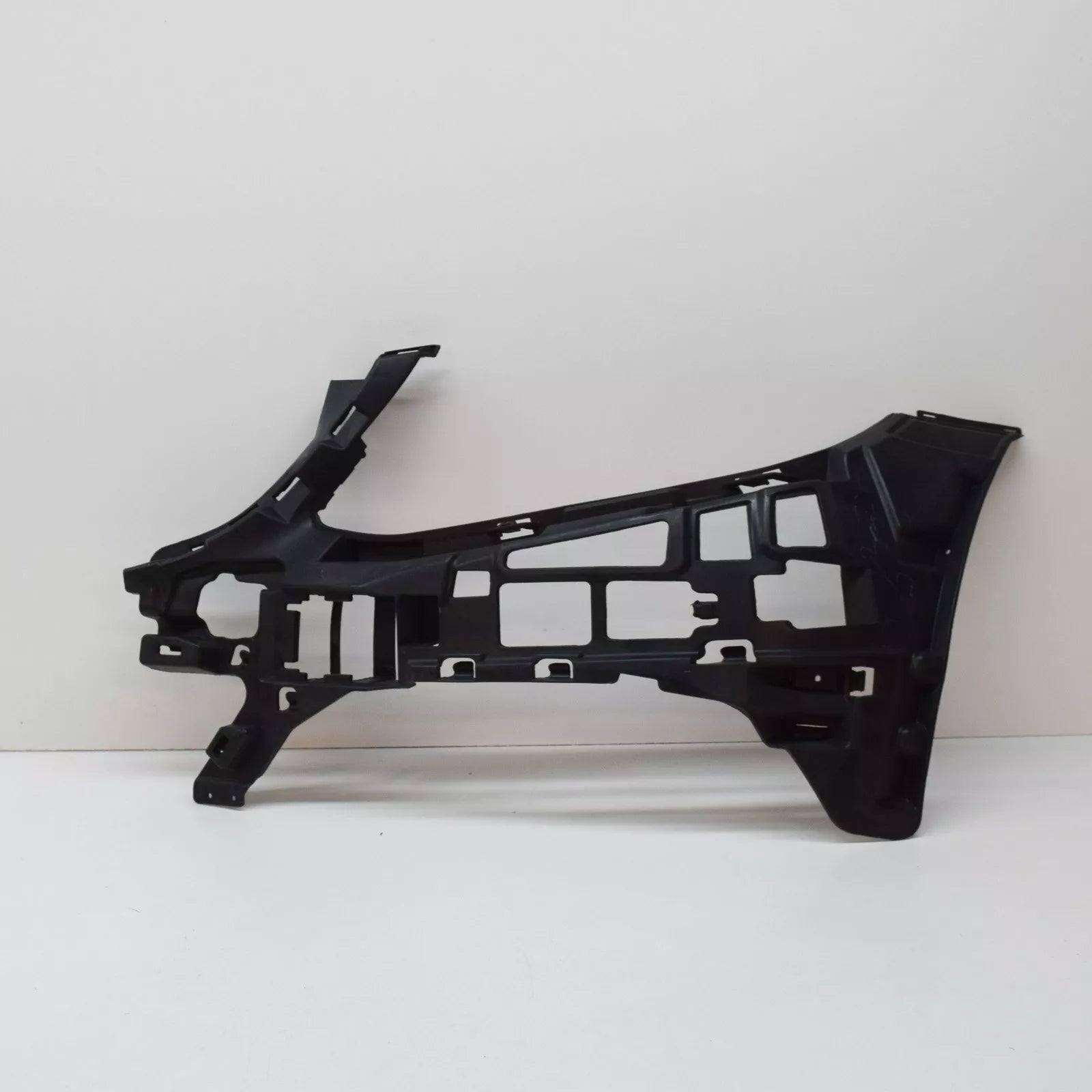 NEW MERCEDES-BENZ C-CLASS W205 FRONT BUMPER LEFT BRACKET A2058850765 ORIGINAL