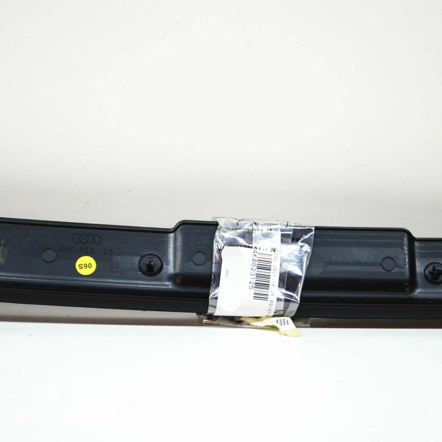 NEW AUDI A6 S6 C8 FRONT BUMPER CENTER RUBBER SEAL 4K0823125 ORIGINAL