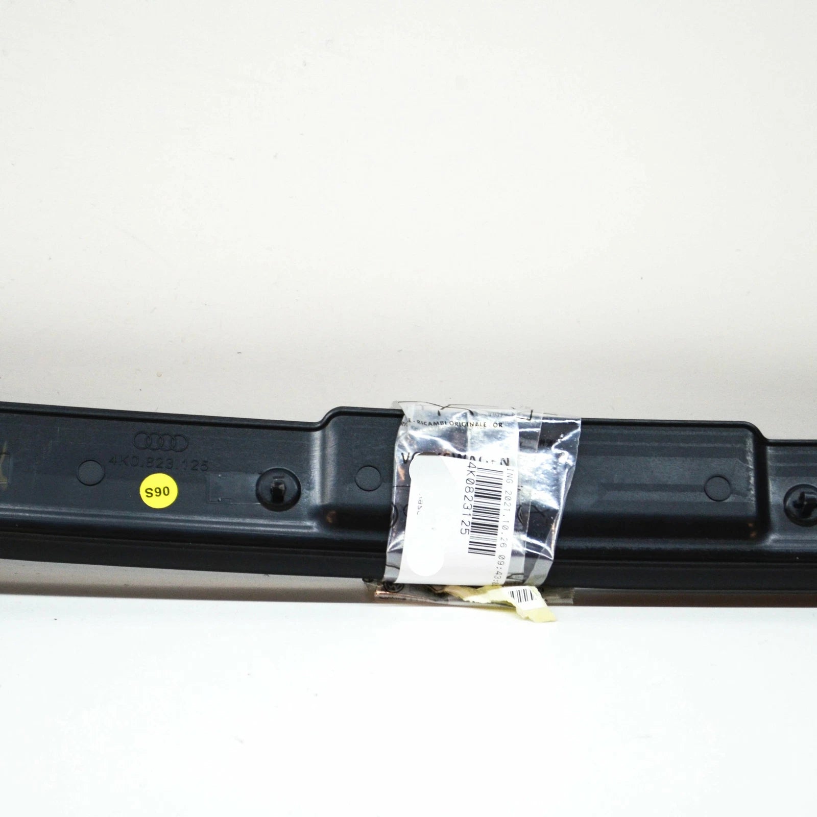 NEW AUDI A6 S6 C8 FRONT BUMPER CENTER RUBBER SEAL 4K0823125 ORIGINAL