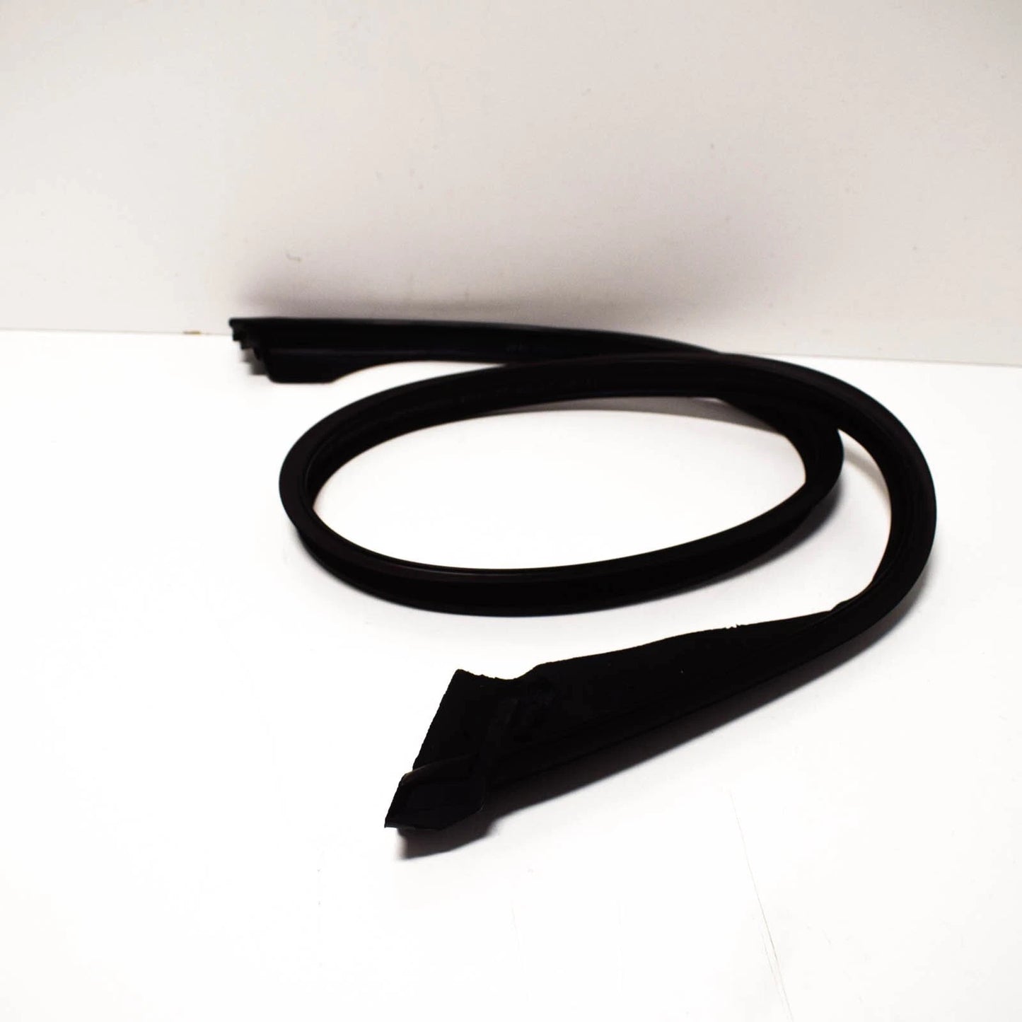 NEW BMW 5 E39 FRONT RIGHT DOOR SEAL 51210402746 0402746 ORIGINAL