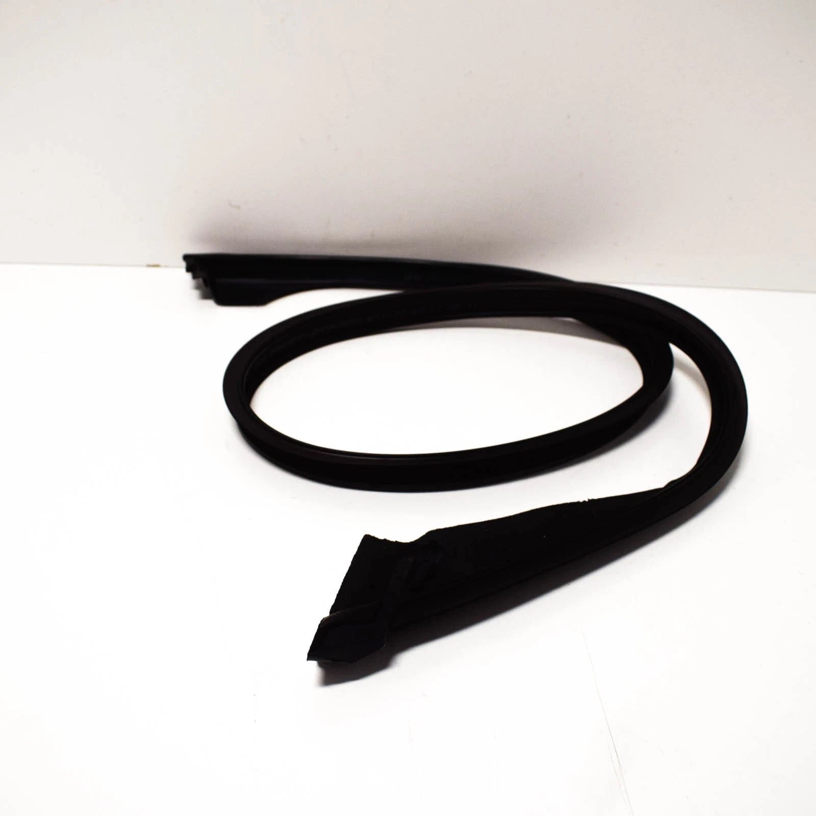 NEW BMW 5 E39 FRONT RIGHT DOOR SEAL 51210402746 0402746 ORIGINAL