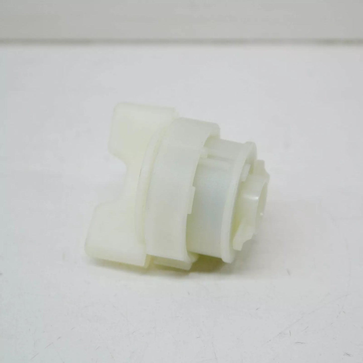 NEW VW TOURAN 5T MK2 REAR OUTER TAIL LIGHT SECURING ELEMENT 5TA945300