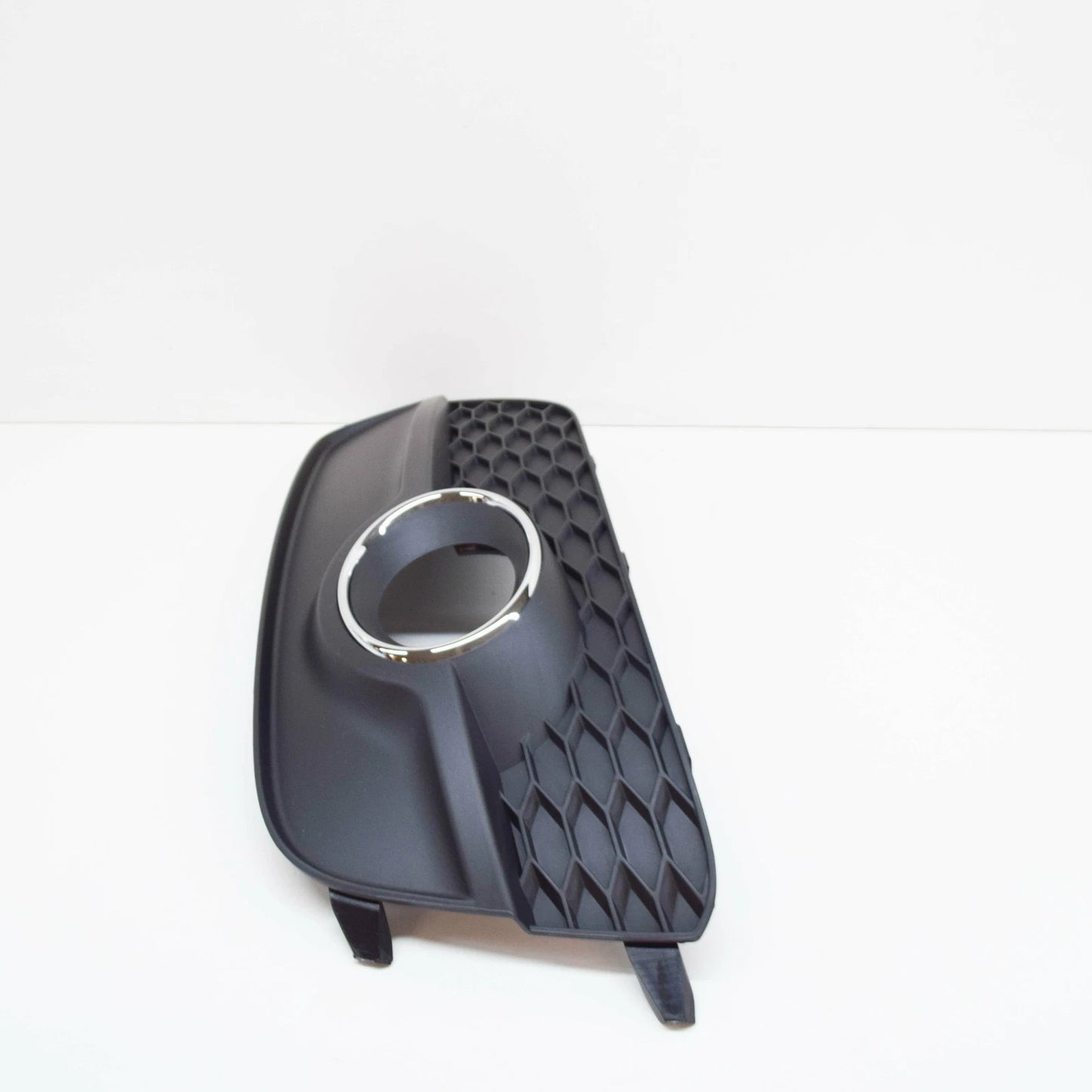 NEW AUDI Q3 8U FRONT BUMPER RIGHT FOG LIGHT GRILLE 8U0807682ESP9