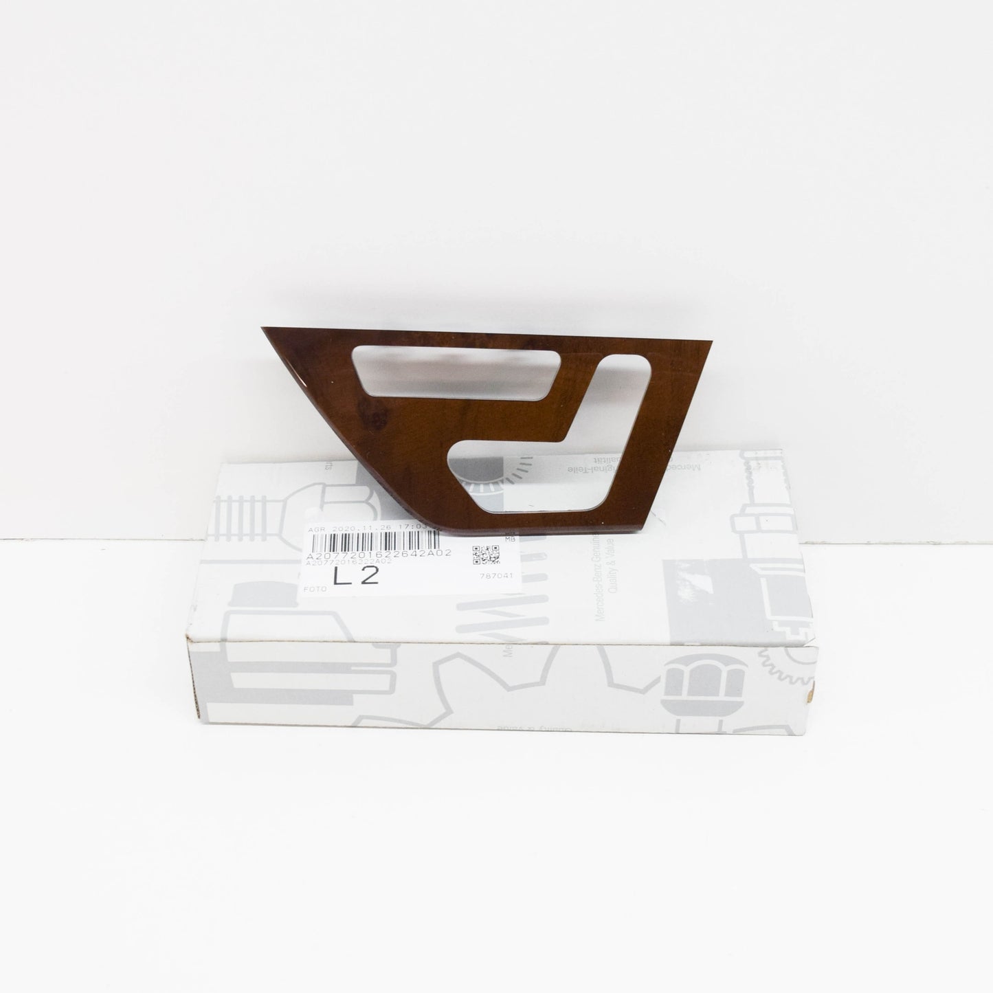 NEW MB E C207 FRONT RIGHT DOOR INTERIOR GARNISH MOULDING A2077201622642A