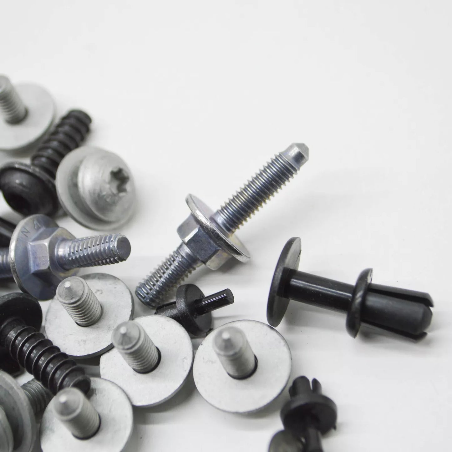 NEW AUDI A6 C8 FRONT WING MOUNT BOLTS SET 4K0098625 ORIGINAL