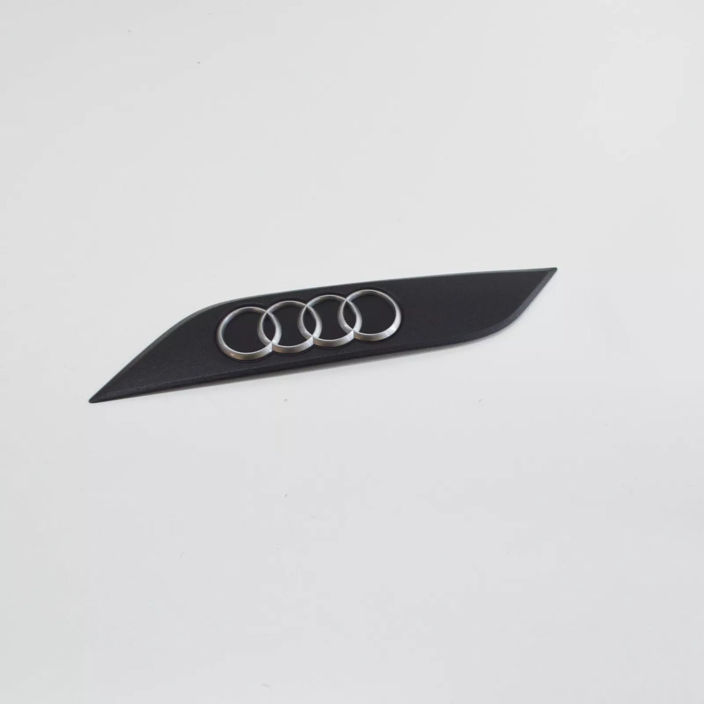 NEW AUDI R8 42 RIGHT INTAKE MANIFOLD BADGE DOVER 07L133622A ORIGINAL
