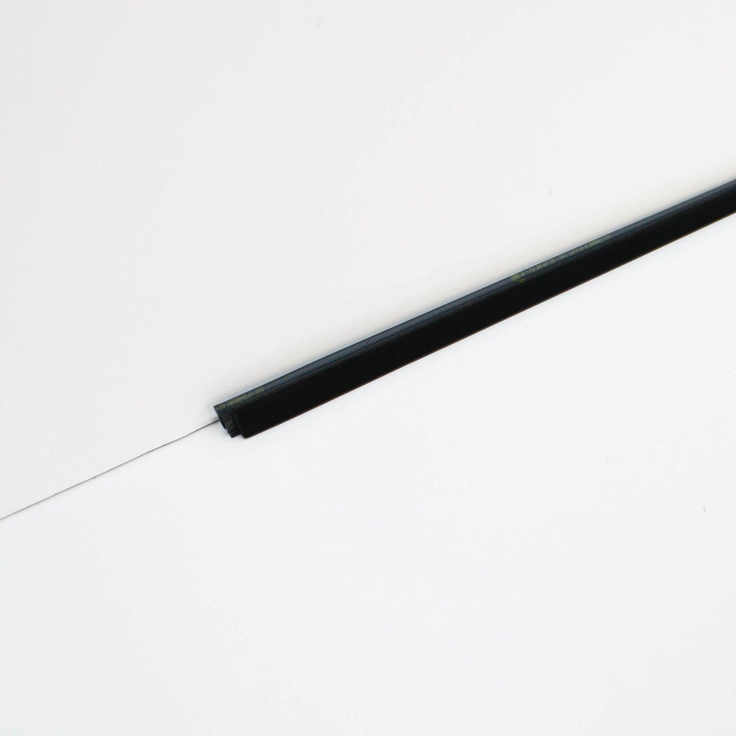 NEW VW AMAROK 2H FRONT LEFT OUTER WINDOW APERTURE SEAL 2H0837703C5AP