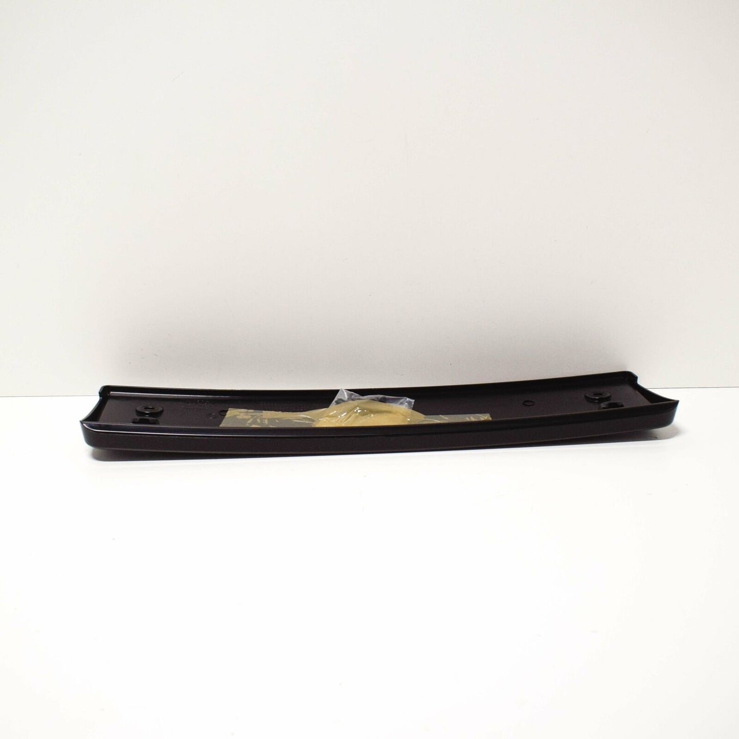 NEW VOLKSWAGEN TOUAREG 7P FRONT LICENCE PLATE HOLDER 7P6807285 ORIGINAL