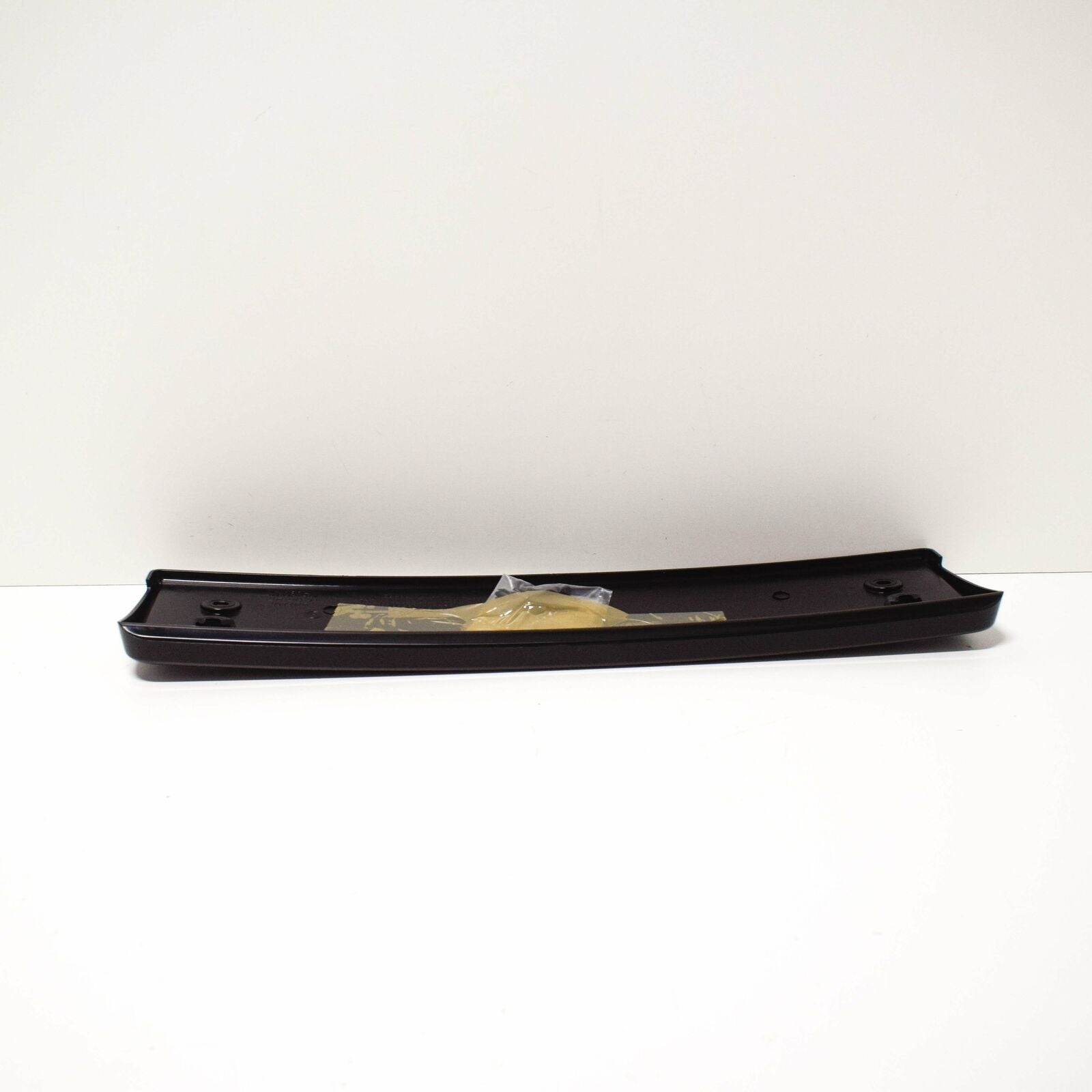 NEW VOLKSWAGEN TOUAREG 7P FRONT LICENCE PLATE HOLDER 7P6807285 ORIGINAL